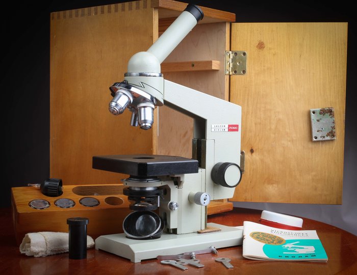 LOMO microscope biologique Biolam avec accessoires et boite en bois 