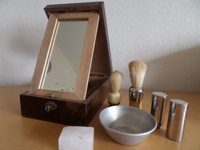 zabytkowe drewniane pudełko do golenia z lustrem z zawartością - Drewno- dąb