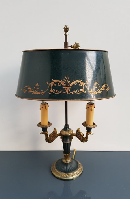 Bouillotte lamp with 2 candles, green metal shade