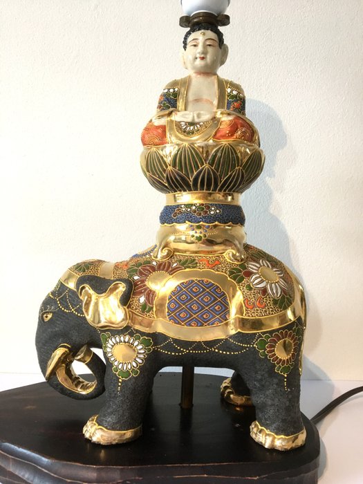 Lampe (1) - Satsuma - Porzellan - Buddha auf Lotosblume auf Elefanten - Japan - um 1930