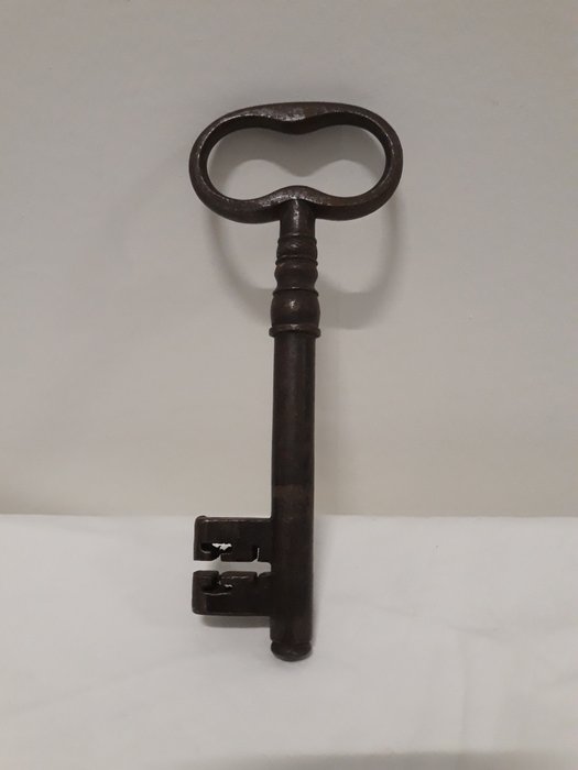 Großer antiker Schlüssel (1) - Eisen (Gusseisen/ Schmiedeeisen) - 17. Jahrhundert