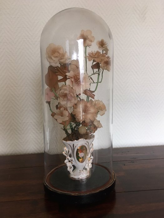 Dekorativ vase med kunstige blomster - under gammel glasskuppel
