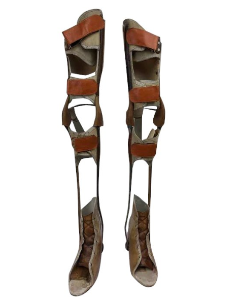 Prótesis de pierna antiguas - izquierda y derecha - Acero, - Catawiki