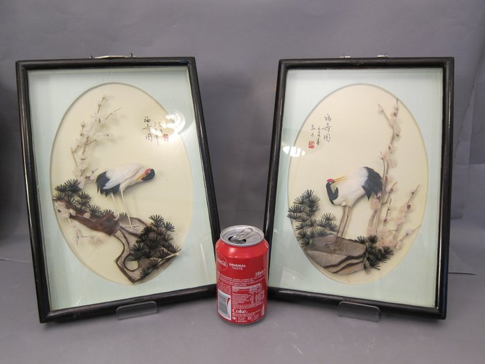两只中国 diorama. 的鹤鸟, 有花的标记 (2) - 木, 珍珠母, 羽毛 - 中国 - Late 20th century