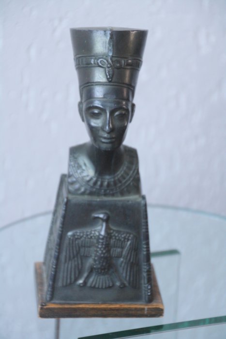 Bust of Nefertiti - Egyptian goddess - Bronze
