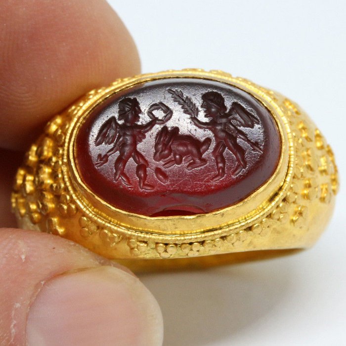 Antigua Roma Oro Anillo con sello de cornalina. Dos dioses y liebres. 16.6 gramos