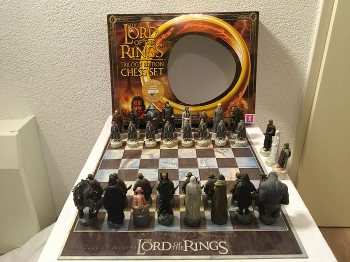 限量版《指环王》国际象棋游戏 - 不同的材料