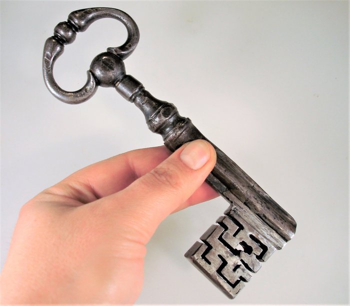 Oude sleutel van Cassaforte - Italië - Lombardia - Gesmeed ijzer - 18e eeuw