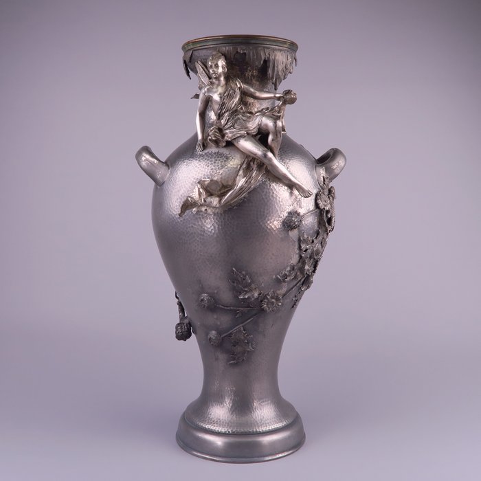 Stor jugendstil drevet tinn Ornamental vase