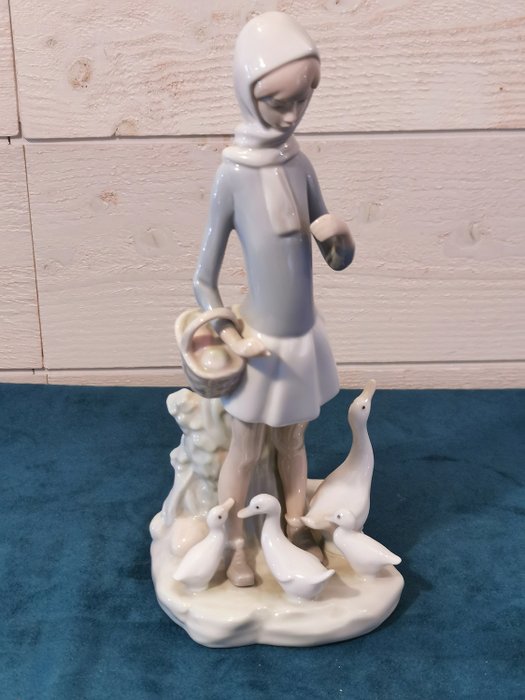 Lladró - Figurine - Model "The girl with ducks" - Porcelain