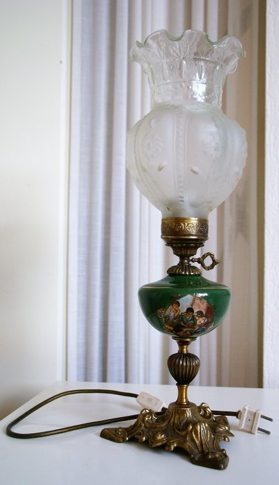 Nicely decorated antique oil lamp (electric) - Baroque - Copper, Glass, Porcelain