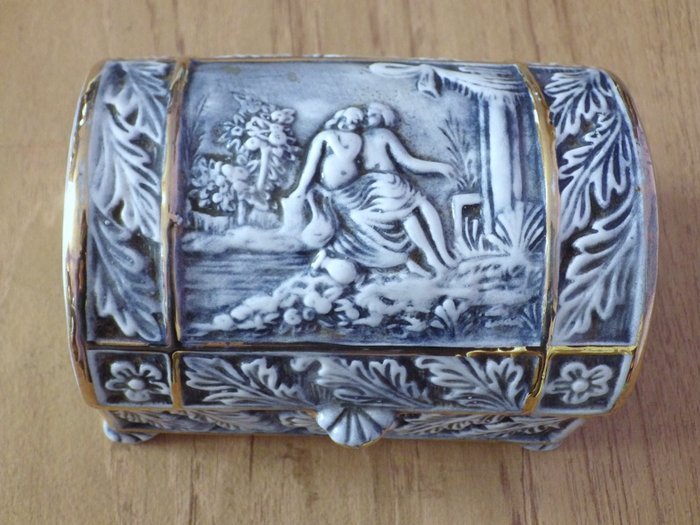 R.Capodimonte "M.A.S" - Jewelry box - Porcelain