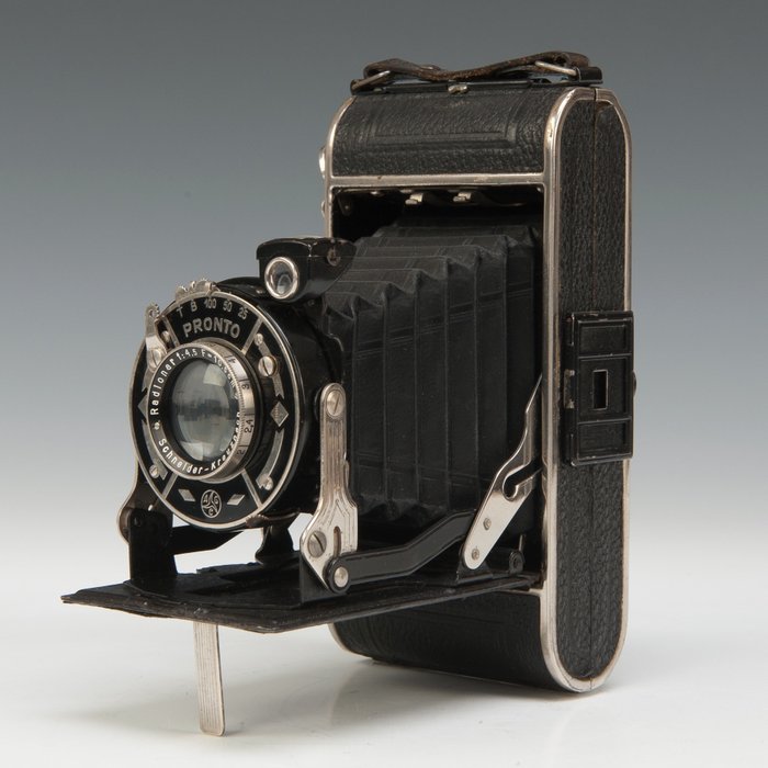 AGC Pronto Folding Camera   + Schneider-Kreuznach  Radionar F4,5 F=10,5cm  - rolfilm 120 spoel - 1950's 