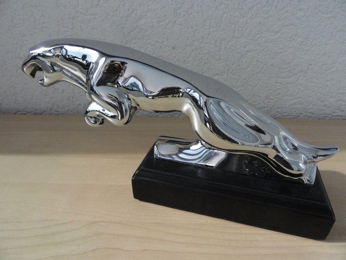 Sculpture, Mascotte de la voiture Jaguar bondissante, conçue par Frederick Gordon Grosby (1885 - 1943) - Bronze