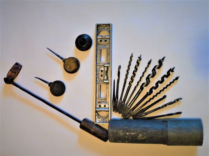 Eskilstuna - Viele Vintage-Werkzeuge, darunter Lötkolben-Ölnivellierer und ein Holzbohrer. (6) - Aluminium Glas Metall Kupfer Holzdose