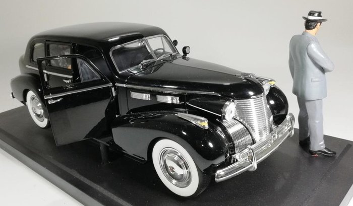 Jada Toys - 1:18 - 40 Cadillac Fleetwood Series 75 - „Nașul”. Include două figuri, The Godfather + Bodyguard.