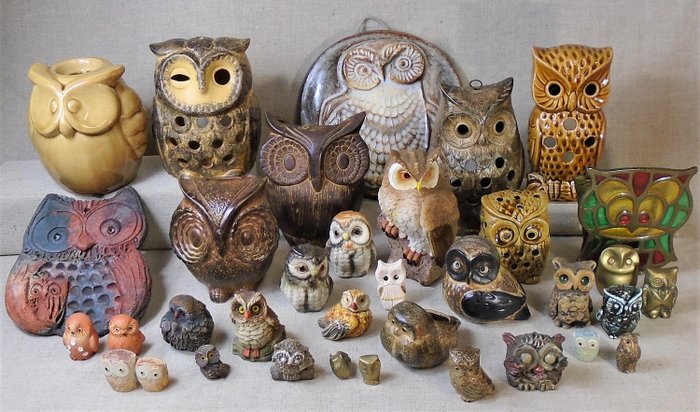 Dekorative Eulen. (35) - Keramik, Porzellan, Messing und andere Materialien.