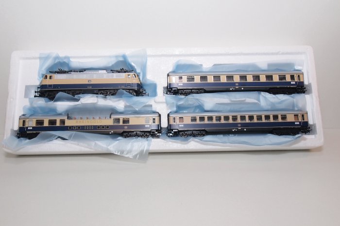 Märklin H0 - 28503 - Set tren - Set de rafturi cu E-10 și trei trăsuri - DB