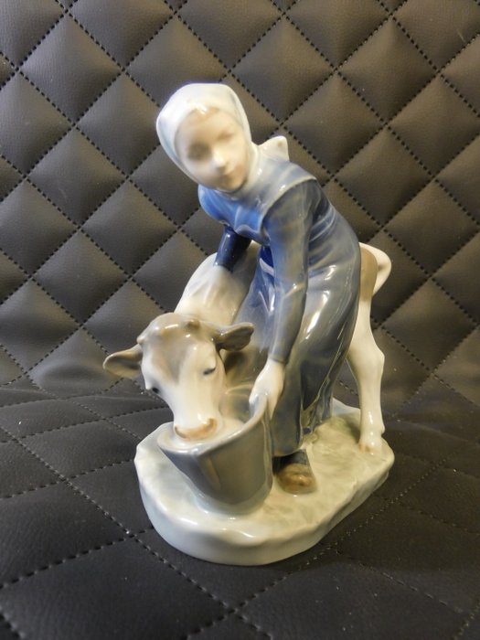 Royal Copenhagen - Figurine - Femme de ménage nourrit la vache - Porcelaine