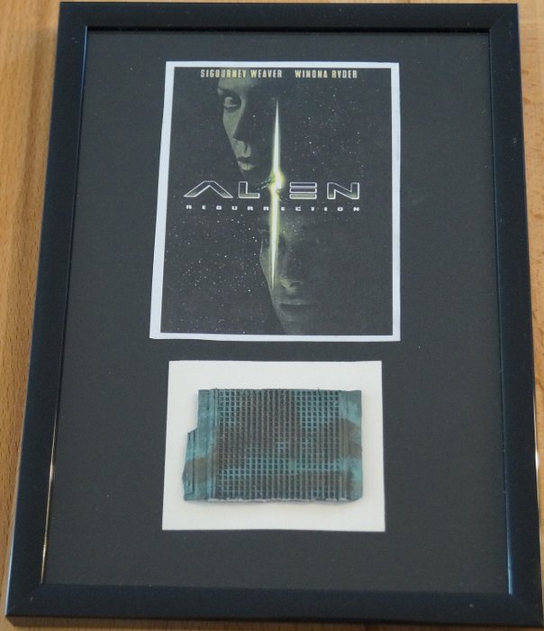 Alien Resurrection (1997) - Sigourney Weaver - Genuine Resin piece from the "Docking Bay" section / set model USM Auriga - framed - with Coa
