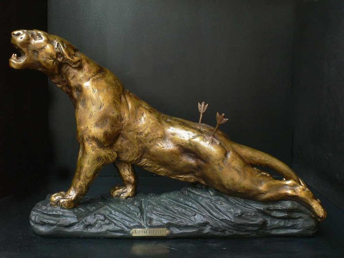 D'après Charles Valton - Skulptur, Verletzte Löwin - Bronze Patina Gips - Ca. 1900