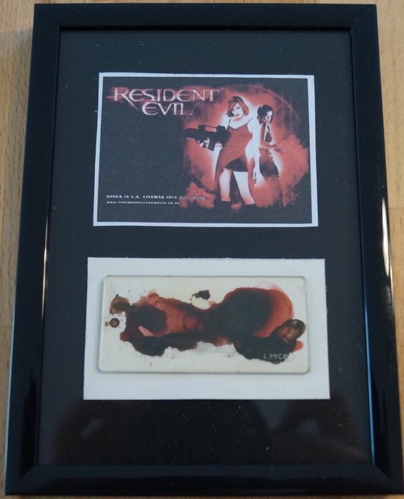 Resident Evil (2002) - Prop "Plexiglas lens carrier with T virus FX blood sample" - framed - with Coa