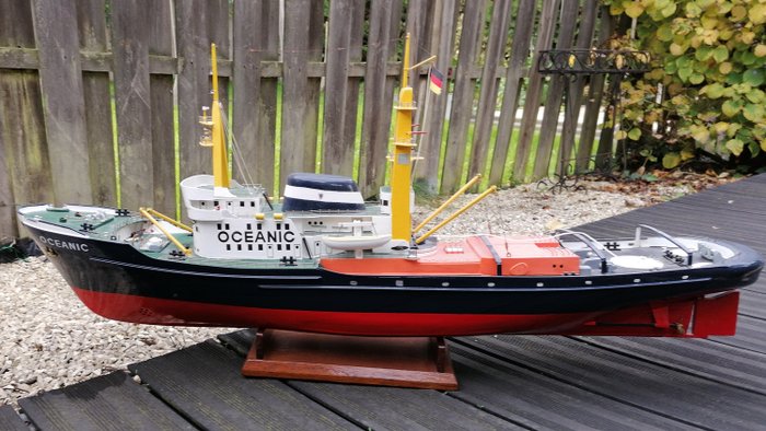 Schiffsmodell, Bergungsschlepper "Oceanic Hamburg" - Holz - Zweite Hälfte des 20. Jahrhunderts