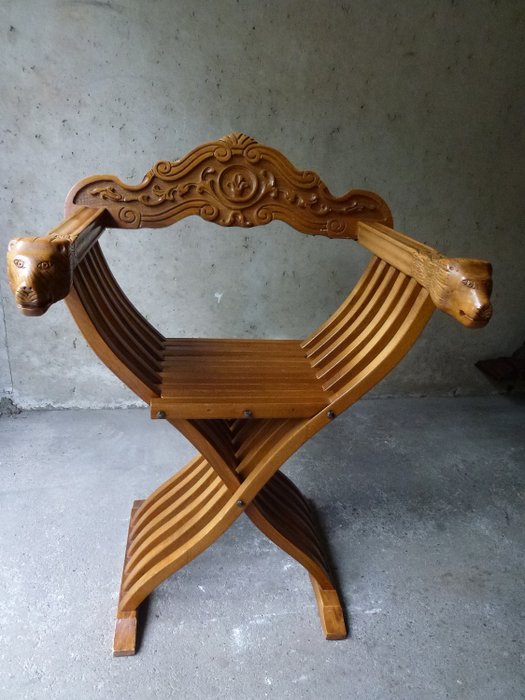 Dagobert chair (curulic seat) with beautiful lion heads on the armrest - Wood