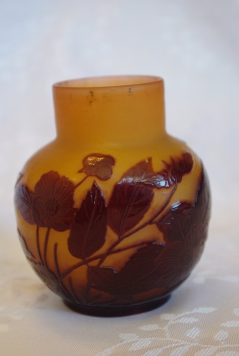 Gallé - Vaso pequeno em vidro multicamada laranja com relevo ácido (1)