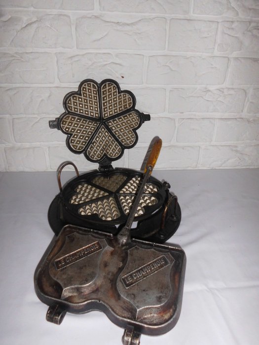 Le Champenois ( tosti ijzer ) - Panino antico e piastra per waffle per l'uso su una stufa classica - ghisa, metallo