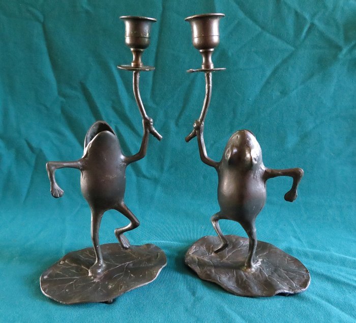 2 bronze frog candlesticks - Bronze