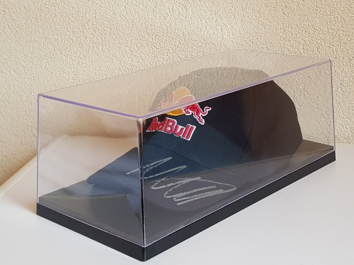 F-1 一级方程式 - Max Verstappen - 亲笔签名的红牛帽在展示柜中