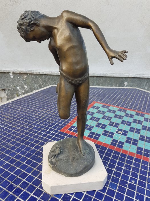 Dal esempio del originale di Annibale de lotto  - 雕像, 被螃蟹咬傷的男孩 (1) - Bronze (patinated) - 20世紀中葉