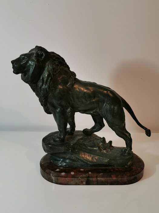 Charles Valton (1851-1918) - Lion on a rock in regulation with bronze green patina (1) - Marble, Spelter - Early 20th century