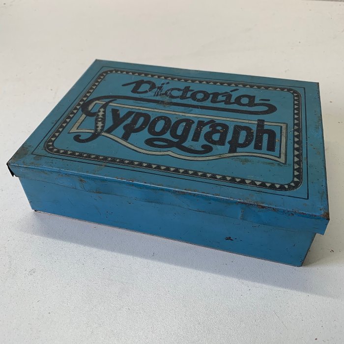 Victoria Typograph - 带字母和配件的包装盒 - 木, 钢