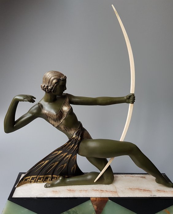 Uriano - Grande sculpture Art Déco / Diana Déesse de la chasse