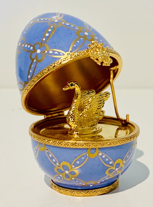 Fabergé - Extremely Rare Imperial Faberge Swan Lake Egg - Completely Hallmarked, Heavy 24 carat gold, Limoges Porcelain, Serial Number N°705