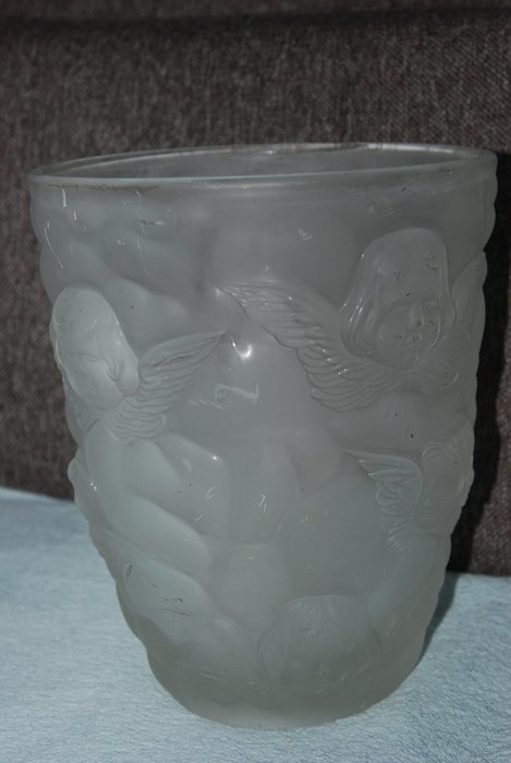 Vase Art Deco Motif Angels winged (Angelots) Frosted glass Strong relief (1)