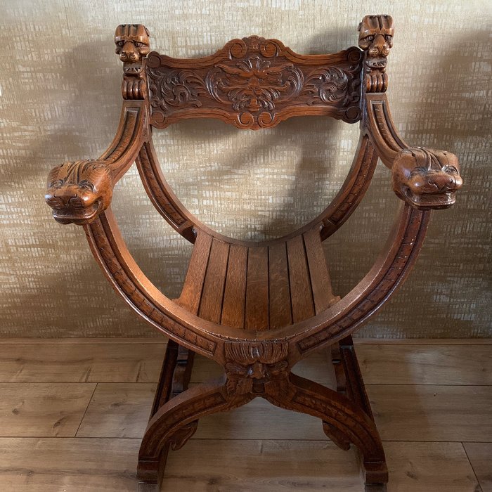 Dagobert stol (curulic sæde) med rigt dekoreret udskæringer - Egetræ - Slutningen af det 19. århundrede