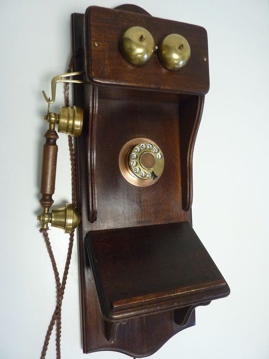 Beautiful retro phone model 1920's - telefoon aan de muur - hout (eiken) en koper