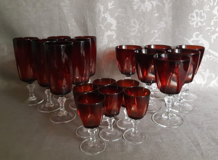 J.G Durand - Cristal d'Arques - Set gotische karminrote rote Gläser (18) - Kristall