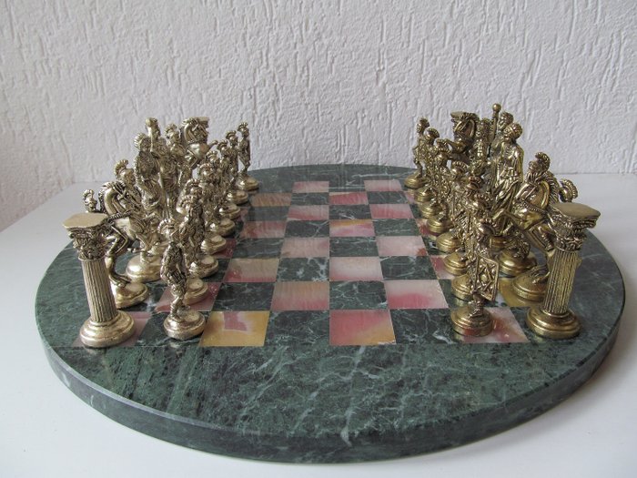 Grieks schaakspel met marmer schaakbord en koperen en tinnen beelden  - Marmer - koper en tin