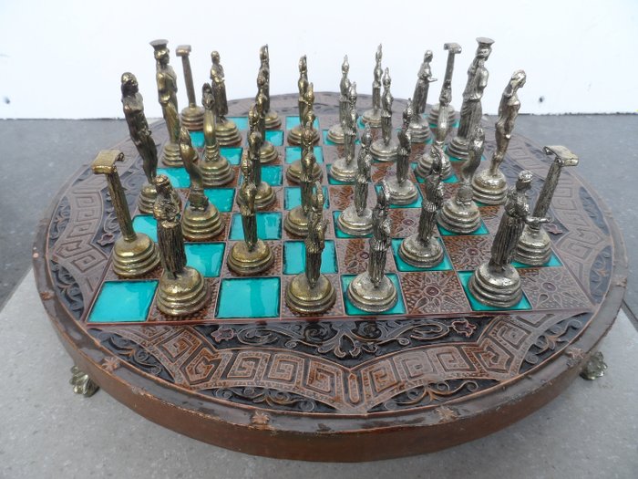 Sehr schönes rundes griechisches Schachspiel mit Schachfiguren (1) - Romanischer Stil - Kupfer / Emaille / Bronze / Nickel