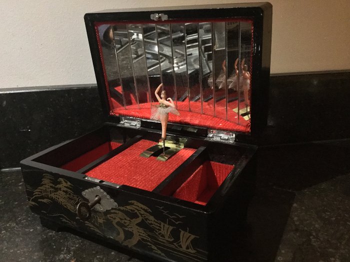 Toyo - Japanese lacquerware Jewelery box / music box (1) - Wood, paintwork, fabric, metal, glass.