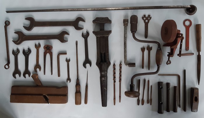 Große Sammlung alter Werkzeuge, darunter seltenes Maßband, Bohrer, Schleifer, Schraubenschlüssel (35) - Eisen und Holz