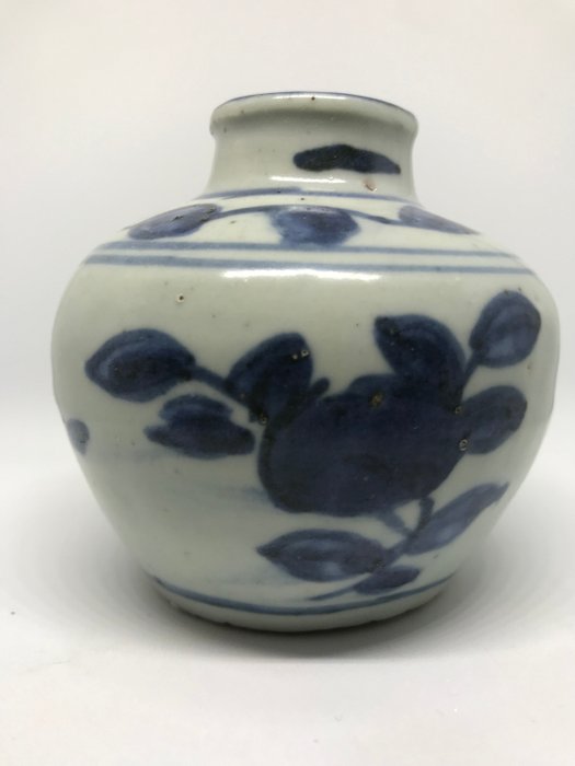 Vase (1) - Blå og hvit - Porselen - Fersken - Ming Vase - Kina - Ming-dynastiet (1368 – 1644)