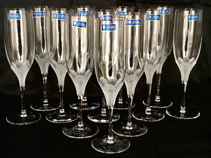 “Cristal de Sèvres”  model “Primavera”  - 12個精美切割的透明透明香檳色長笛眼鏡-鈣2000，新情況 - 頂級品質！