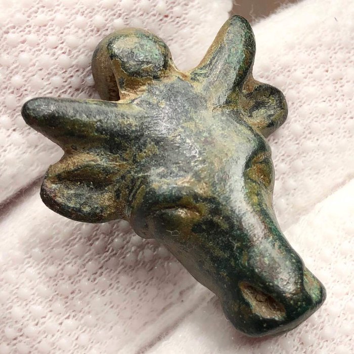 Romersk antikk Bronse Amulett anheng formet som et hode av en okse som var symbolet på X -th Legion Gemina eller Equestris
