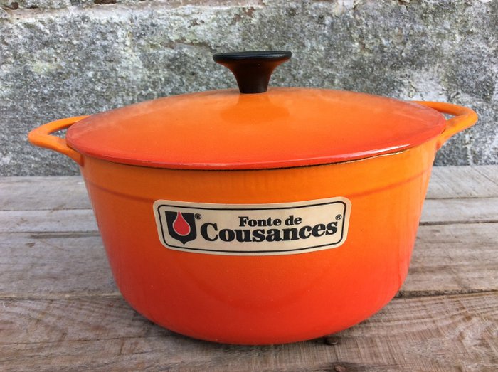 COUSANCES - een mooie vintage kookpot met deksel - nieuwstaat ! - orange geemailleerd gietijzer
