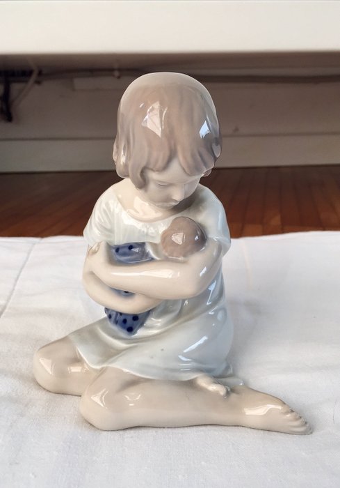 Ada Bonfils - Royal Copenhagen - Figurine "fille avec petite poupée" - Porcelaine